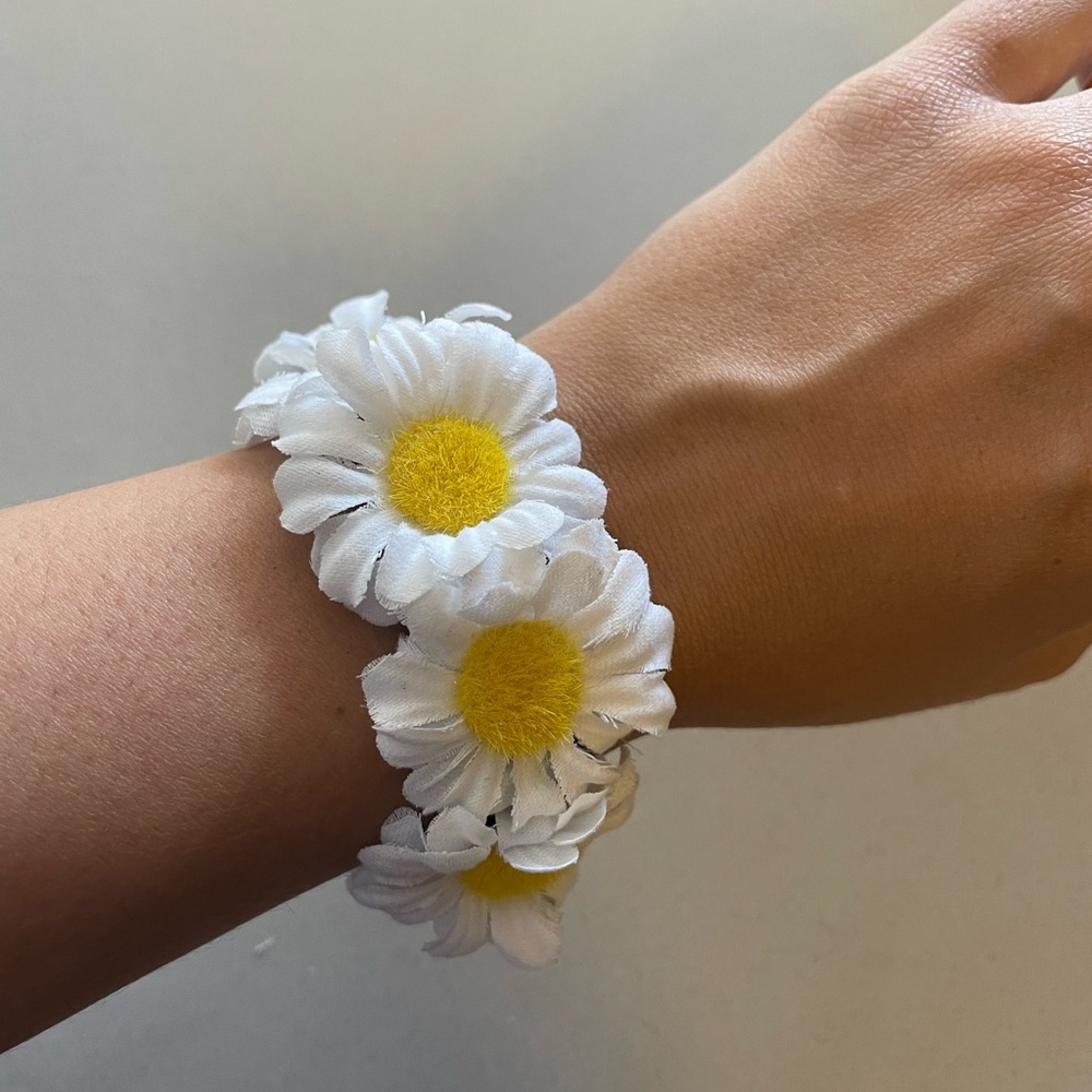 Daisy scrunchie 🌼
